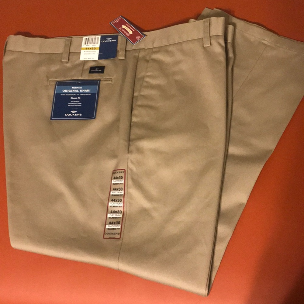 NWT DOCKERS Original Khaki Classic Fit